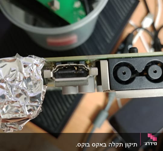 חיבורי USB ו-XLR על לוח אלקטרוני